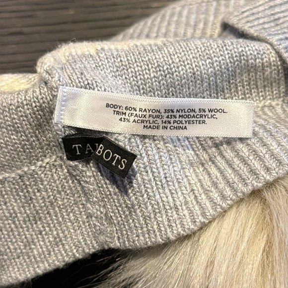 Talbots Women’s Cable Knot Cap with Pom Pom Stripes Great Condition - Picture 3 of 3